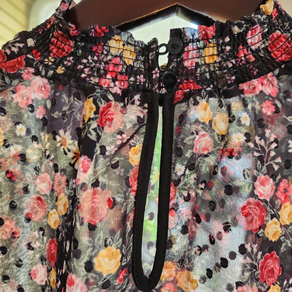 High-Neck Floral Ruffled Blouse - Picture 4 of 5
